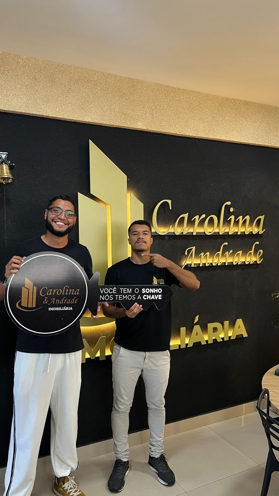 Lucas com cliente após a conquista do imóvel
