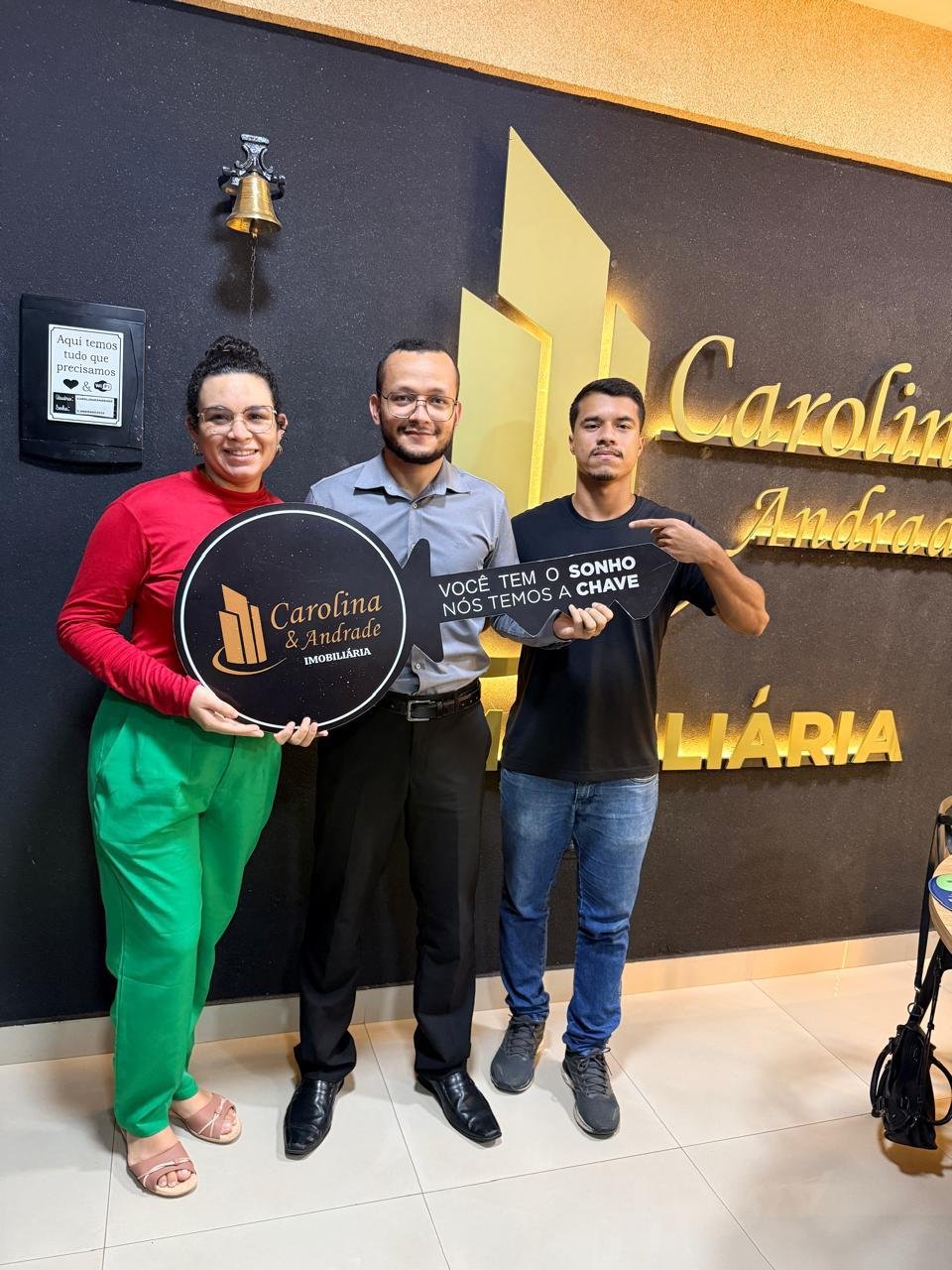 Lucas com clientes que compraram seu imóvel