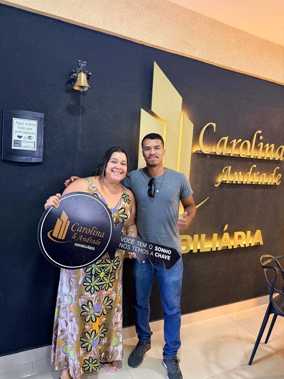 Lucas com cliente após a conquista do imóvel junto à marca Carolina e Andrade