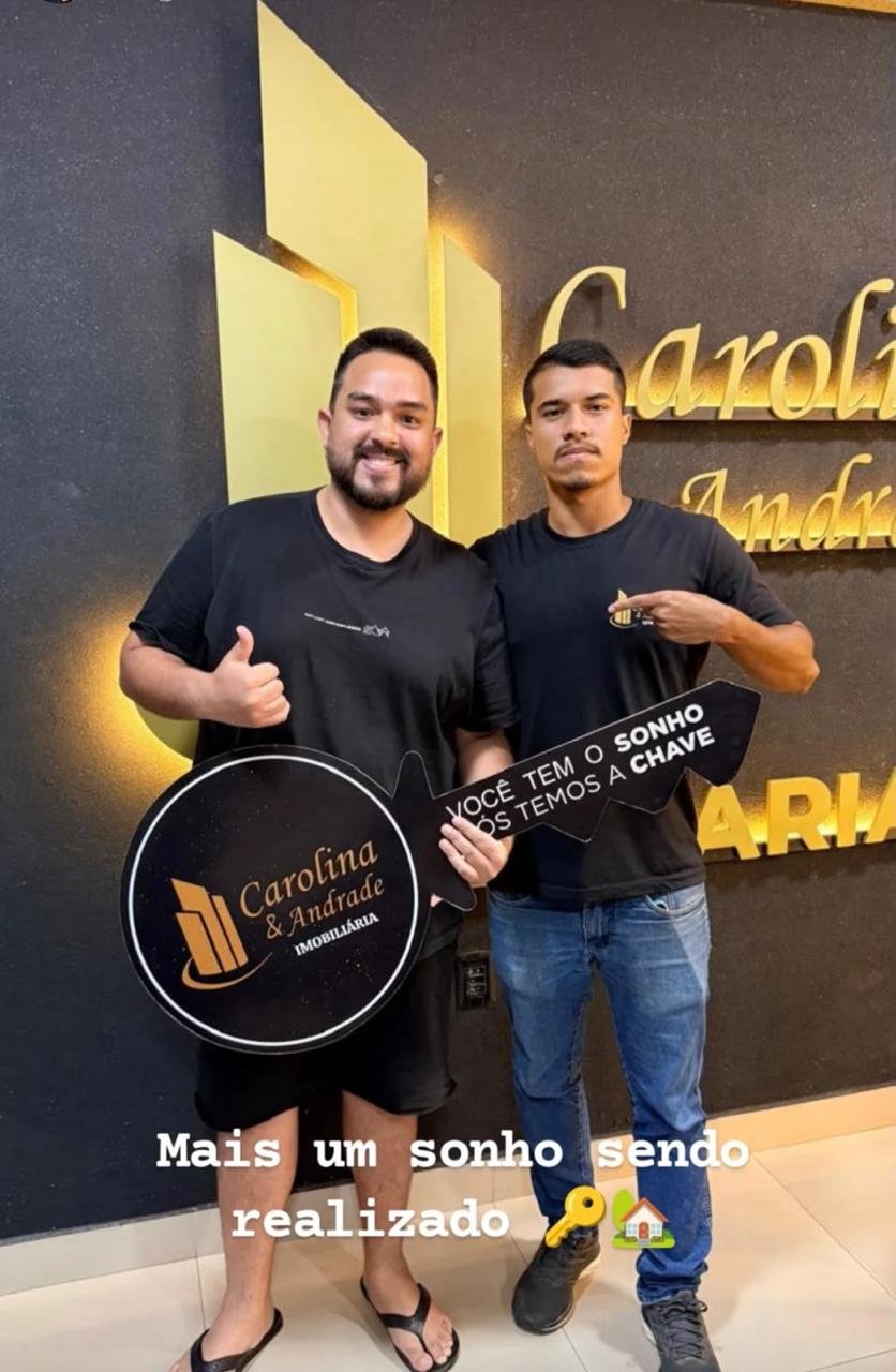 Lucas com cliente comemorando a compra do imóvel